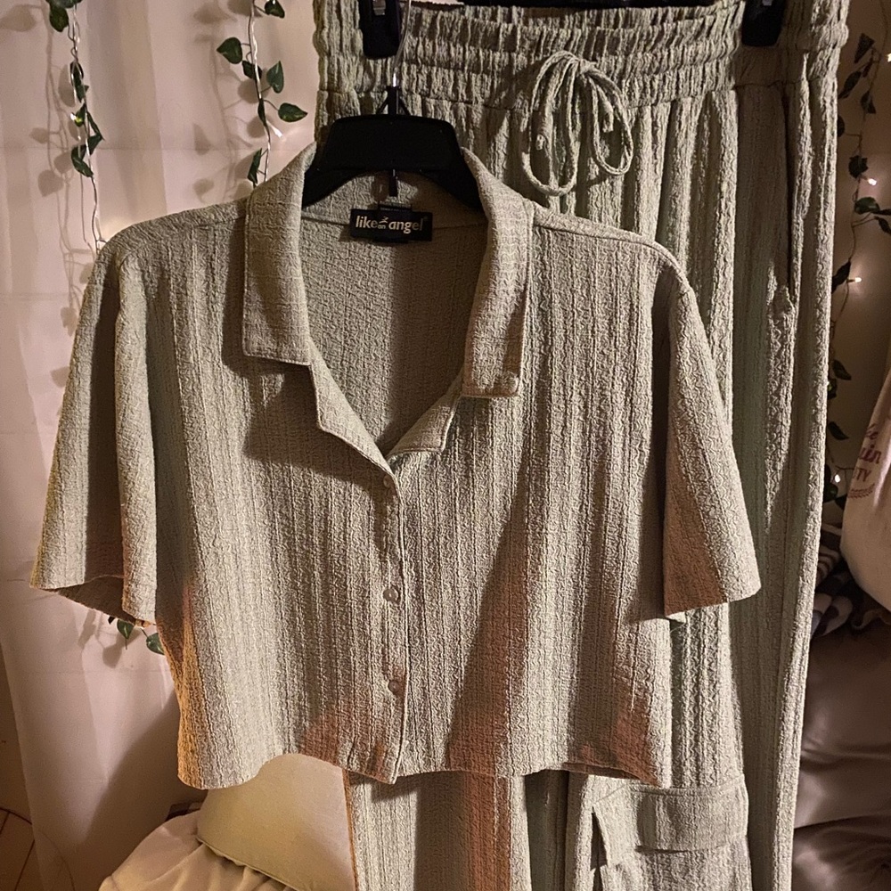Shirt & pant set 
Light olive green 
XL